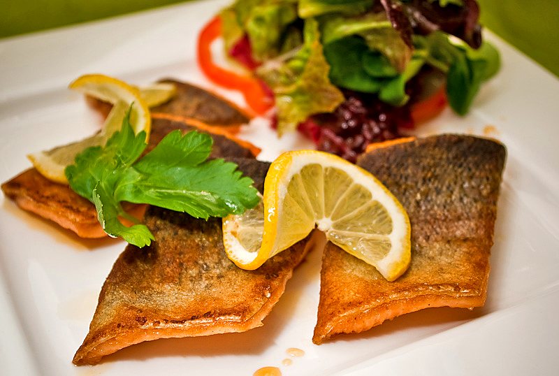 Frisch zubereitetes Fischgericht mit Salat