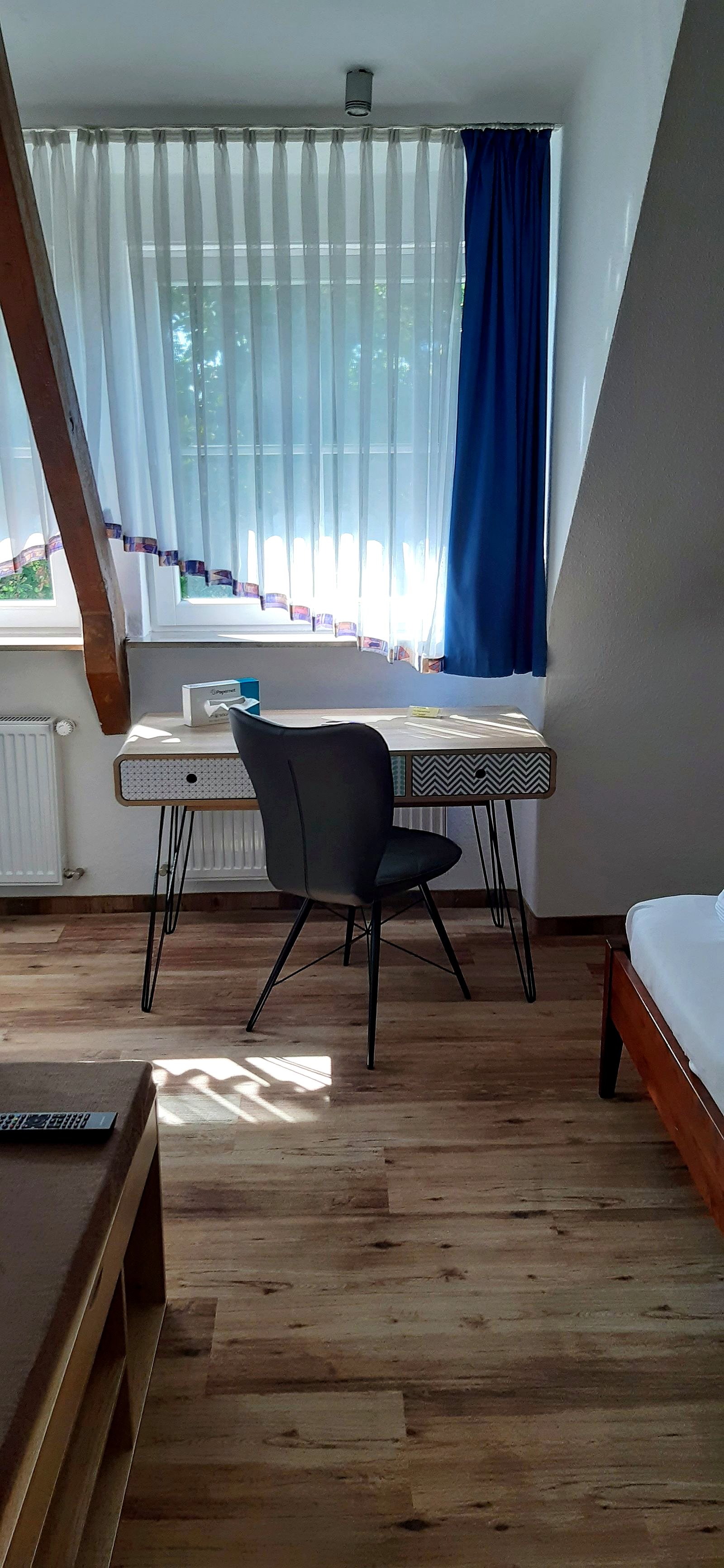 Zimmer mit Schreibtisch